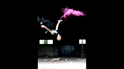 Acrobacias con polvos de colores (tricking)