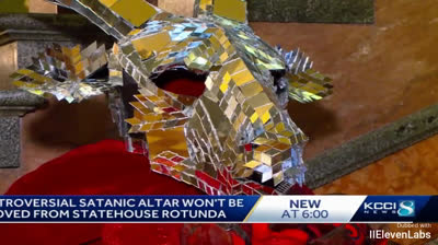 Exhibición del templo satánico dentro del edificio del Capitolio del estado de Iowa
